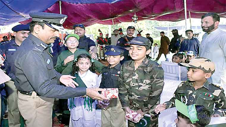 ریلوے پولیس لائنز میں چاق و  چوبند دستے کی قومی پرچم کو سلامی 