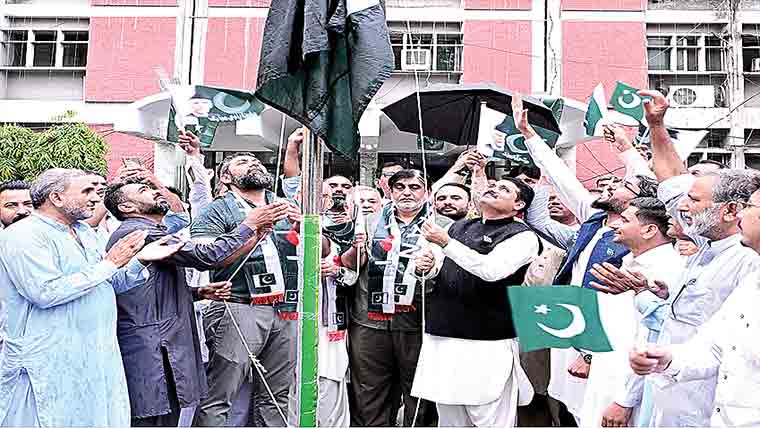  یوم آزادی پر محکمہ تعلقات عامہ میں پرچم کشائی