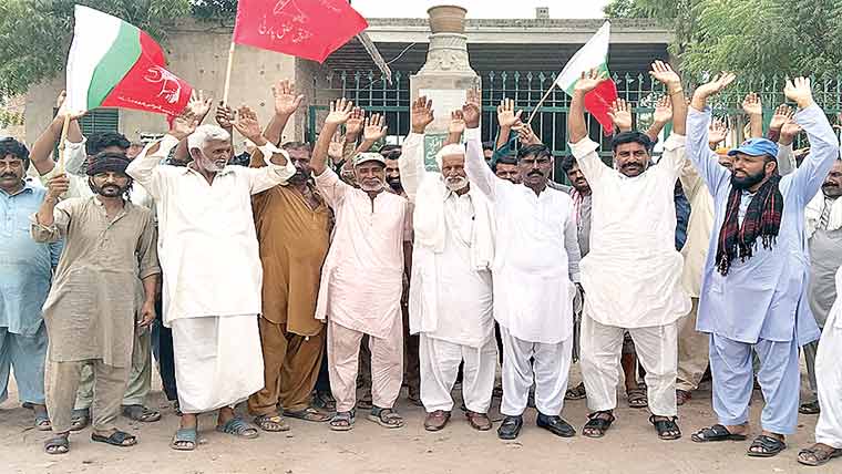 غیر قانونی تالہ بندی کیخلاف مزدوروں کا احتجاج ،نعرے بازی