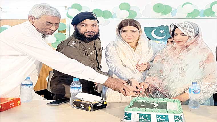 کمالیہ: پرچم کشائی کی پُروقار  تقریب ، پو دے بھی لگائے گئے 