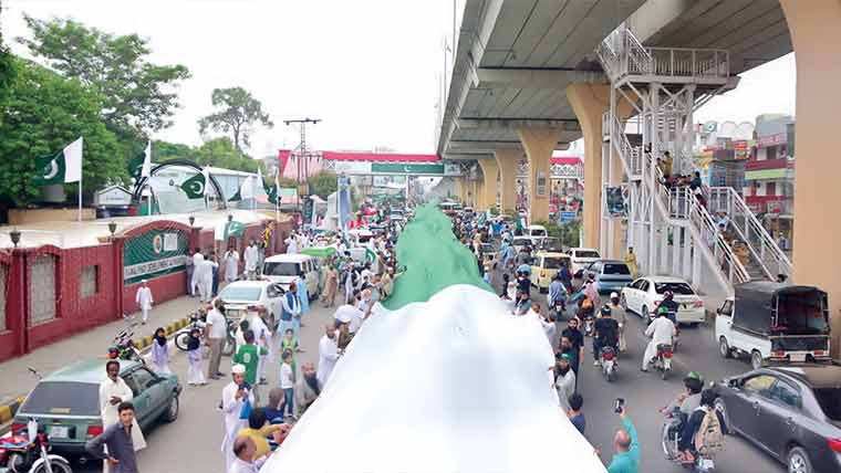  مرکزی مسلم لیگ کے زیر اہتمام  تقریب، 1 کلومیٹر طویل پر چم لہرایا گیا 