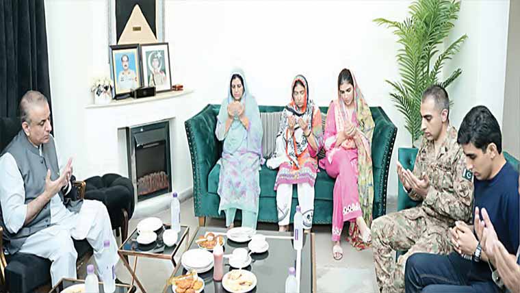   عبدالعلیم خان کی شہید میجر زیاد سلیم کے گھر آمد، والدہ سے ملاقات 