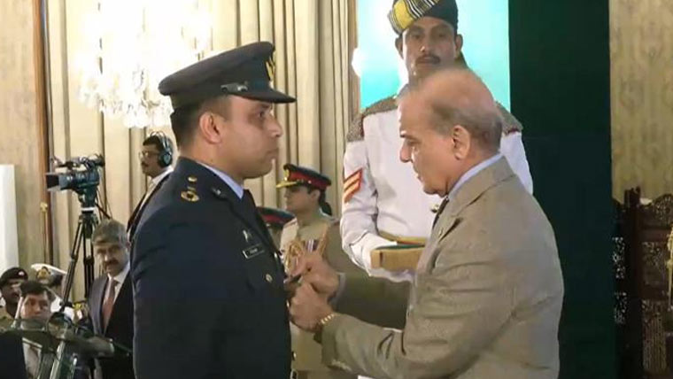  بھارتی ایس 400 دفاعی نظام تباہ  کرنیوالے پائلٹ ونگ کمانڈر ملک  رضوان الحق کی خصوصی پذیرائی