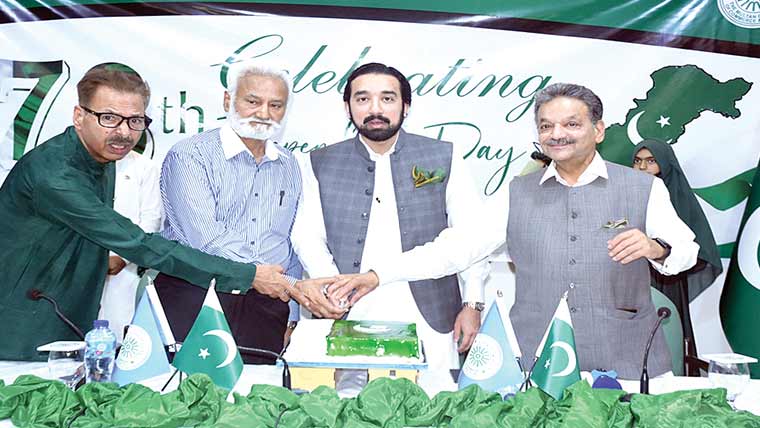 ایوانِ تجارت میں یومِ آزادی کی  تقریب،کیک کاٹا گیا ،خصوصی دعائیں 