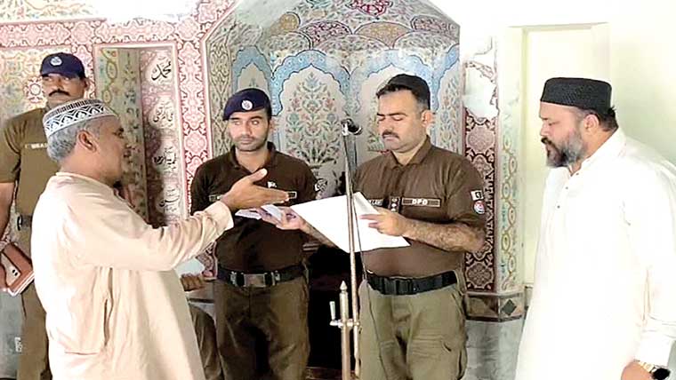 چنیوٹ:ڈی پی او عبداللہ احمد کی جامع مسجد امیر حمزہ میں کھلی کچہری 