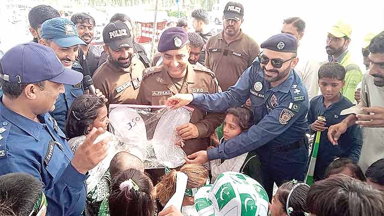  ڈی ٹی او میانوالی کی زیر نگرانی  ٹریفک ایجوکیشن یونٹ کا جہاز  چوک میں کیمپ،آگاہی فراہم 