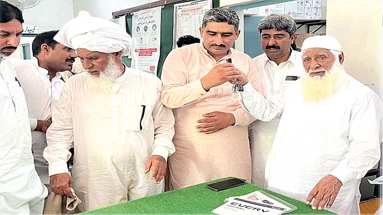  ناصر نذیر چٹھہ کی جانب سے مرکز صحت  سہارن چٹھہ کیلئے ایمبو لینس کا عطیہ