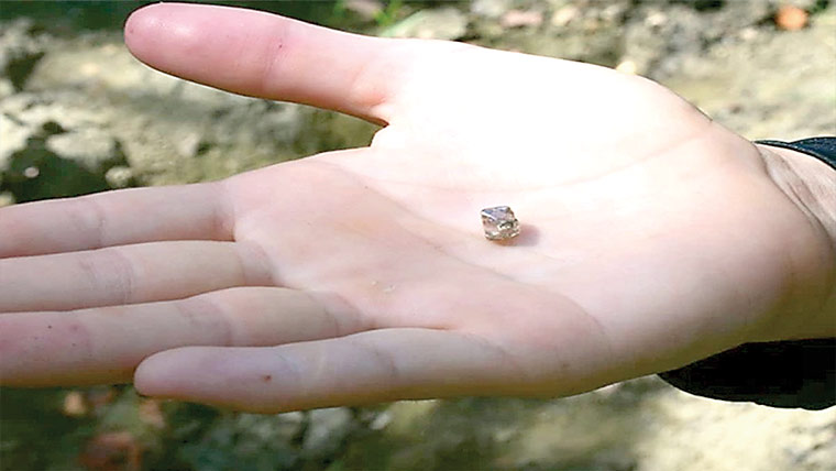  منگنی کی انگوٹھی کیلئے پتھر ڈھونڈنے والی خاتون کو ہیرا مل گیا