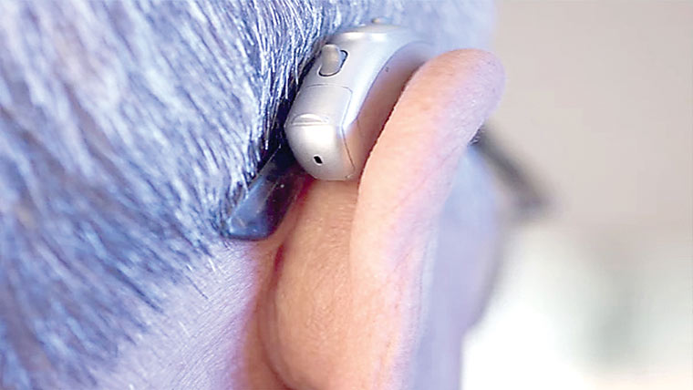 سکاٹ لینڈ :سماعت کو بہتر کرنے والا سمارٹ چشمہ تیار