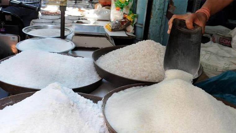  کراچی : چینی نرخوں کو پر لگ گئے، صارفین مہنگائی کے شکنجے میں