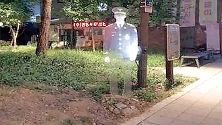 جنوبی کوریا:جرائم روکنے کیلئے ہولوگرافک پولیس افسر تعینات