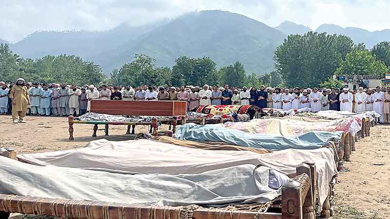 سیلاب کے بعد بونیر میں کفن کی قلت، دکانیں کھولنے کے اعلانات 