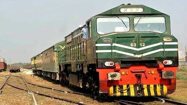 سیالکوٹ، ریلوے کراسنگ پر کار ٹرین  کی زد میں آ گئی، ڈرائیور جاں بحق