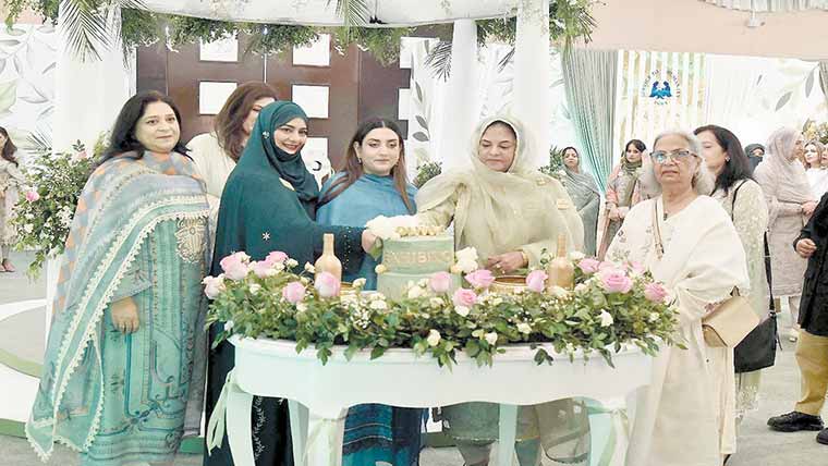 بیگم گورنر کی پاکستان نیوی ویمن ایسوسی ایشن کی نمائش میں شرکت