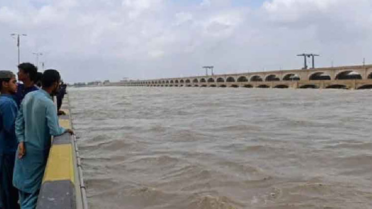 دریائے سندھ :لیہ میں سیلاب،48دیہات زیرآب:پختونخوا:اموات کی تعداد427ہوگئی