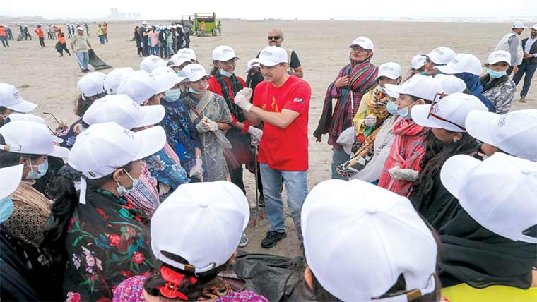 امریکی قونصل جنرل کی ساحل سمندرکی صفائی مہم میں شرکت