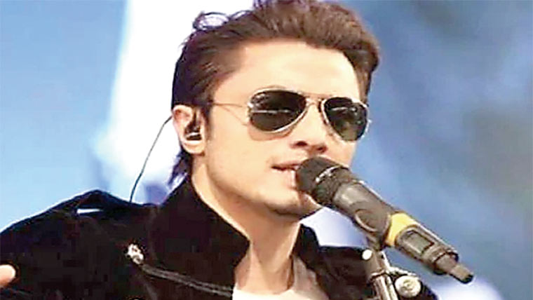 علی ظفر نے بالی ووڈ کے ٹرینڈنگ گانے سَیّارہ کو اپنی آواز دے دی