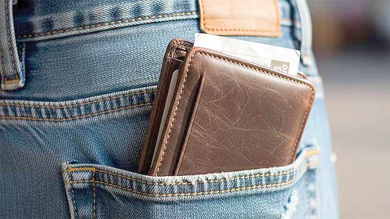 پینٹ کی پچھلی جیب میں والٹ رکھنا صحت کیلئے نقصان دہ 