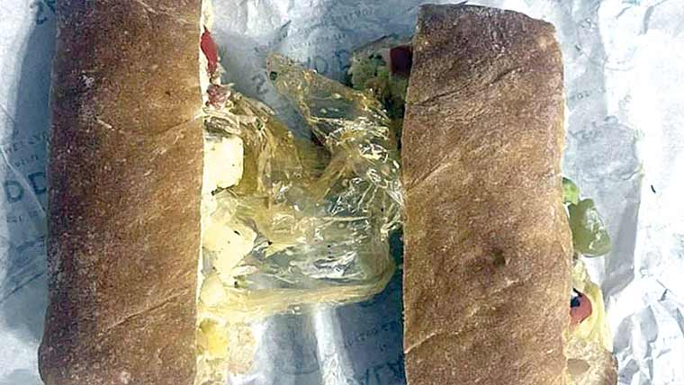  آن لائن منگوائے سینڈوچ سے پلاسٹک کا دستانہ نکل آیا
