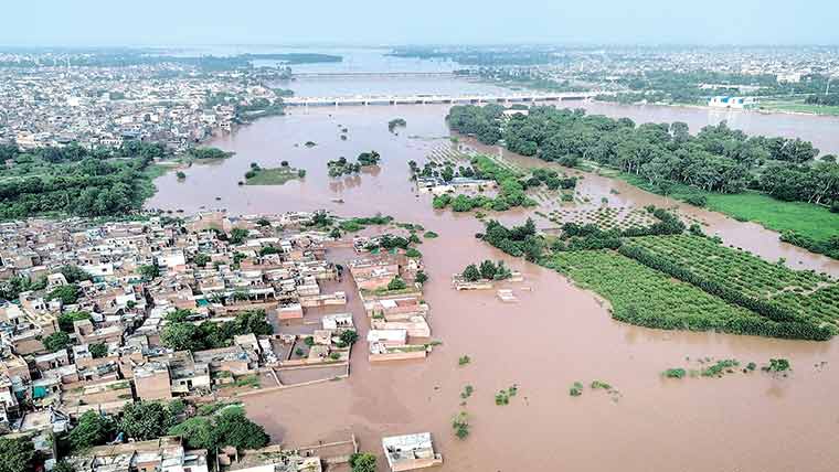 سیلاب  نے لاہور کا رخ کر لیا:راوی بپھر گیا،پانی قریبی آبادیوں میں داخل گھروں کو خالی کرنے کے اعلانات،نجی ہاؤسنگ سوسائٹی زیر آب،نقل مکانی،16کالجزاور2 میٹرو سٹیشنز بند