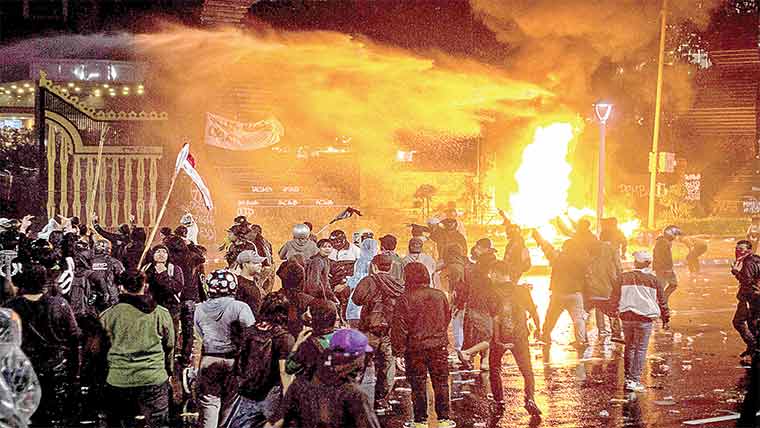 انڈونیشیا:ارکان اسمبلی کی تنخواہوں میں اضافے پر بدترین ہنگامے،پارلیمنٹ کا گھیراؤ