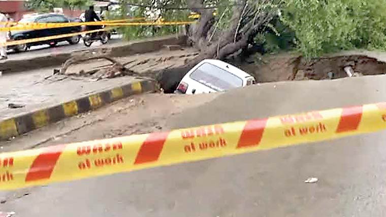 سمن آباد :سیوریج لائن ٹوٹنے سے سڑک پر گڑھا، گاڑی گر گئی