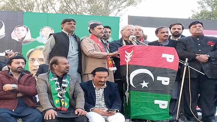  پیپلز پارٹی نے پنجاب پر دھیان نہیں دیا، کوتاہی تسلیم کرے :اعتزاز