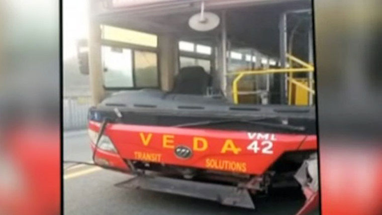 آزادی چوک:میٹرو بس کھمبے سے ٹکرا گئی، اگلا حصہ تباہ 