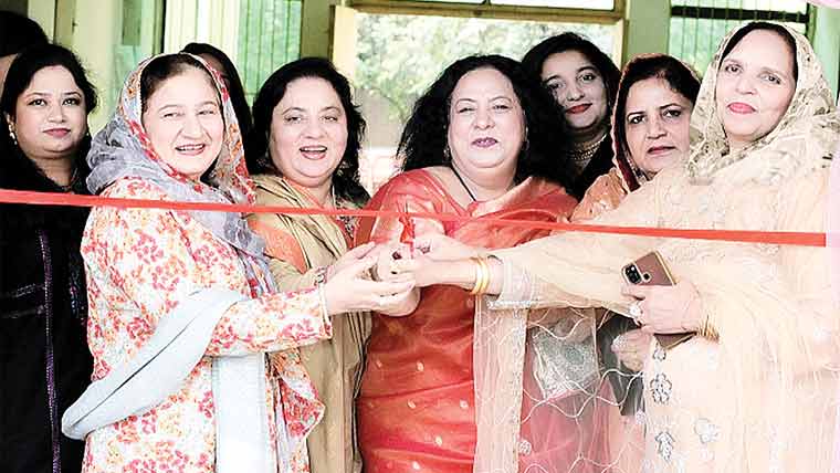 گورنمنٹ ایسوسی ایٹ گرلز کالج  نوشہرہ روڈ میں سالانہ فن فیئر کی تقریب