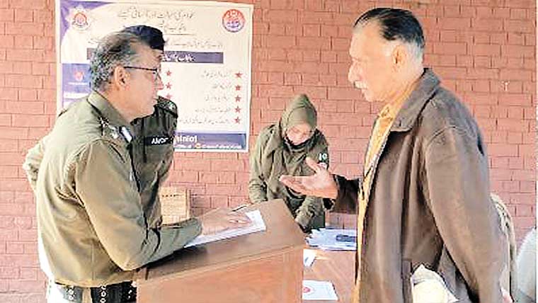  ڈی پی او چنیوٹ کی کھلی کچہری ، لوگوں کے مسائل سنے 