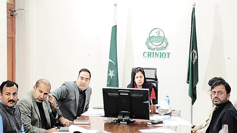 ڈپٹی کمشنر چنیوٹ کا رات گئے  ڈی ایچ کیو ہسپتال کا اچانک دورہ 