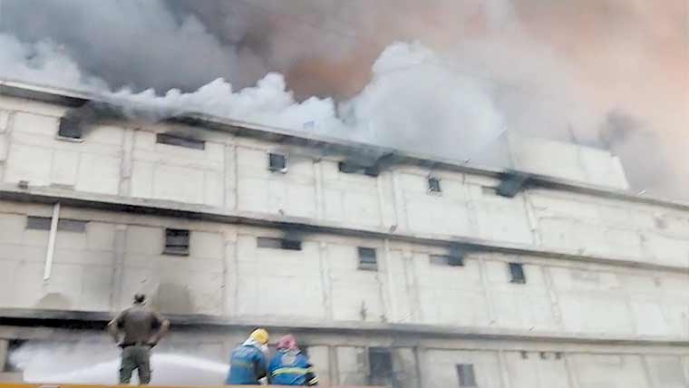 گارمنٹس فیکٹری میں آتشزدگی  عمارت منہدم،2 فائر فائٹرز زخمی