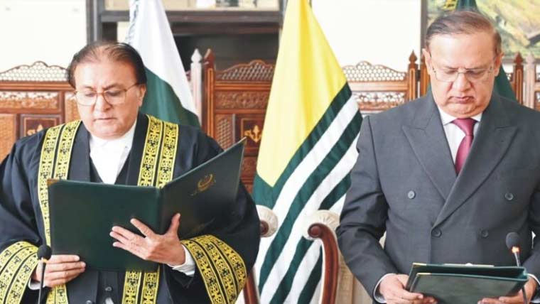 مقبول احمد گوندل نے بطور آڈیٹر جنرل  آزاد کشمیر عہدے کا حلف اٹھا لیا