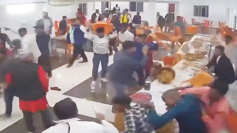  ر سگلے ختم ہونے پر دلہا ، دلہن کے خاندانوں میں جنگ 