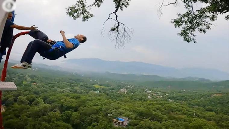 فرانسیسی ڈیئر ڈیول کا 16 مقامات پر بنجی جمپنگ کا ریکارڈ 