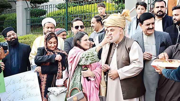 ایکس سروس مین سوسائٹی ،سی ڈی ایف تعیناتی پرمٹھائی تقسیم 