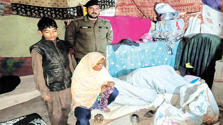 پولیس نے گمشدہ معمر خاتون کو  گھر پہنچا دیا،گھریلو خراب حالات  دیکھ کر مالی مدد،راشن فراہم 