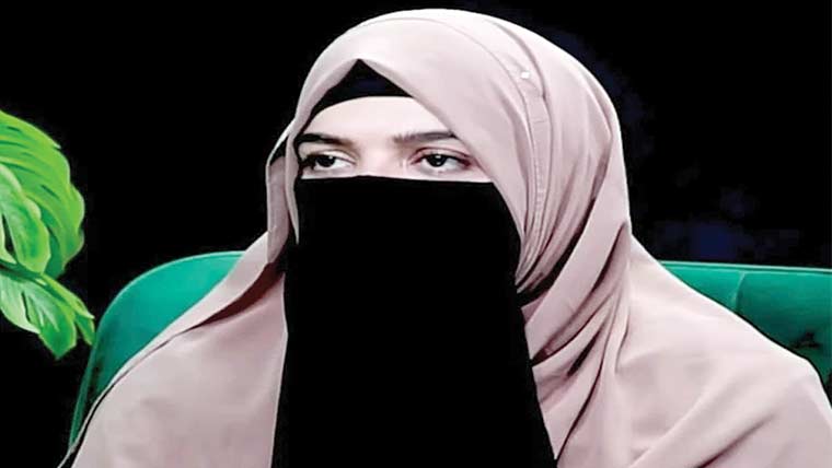  کیریئر کی ابتدا غیر اخلاقی آفرز پر والدہ بھی رو پڑیں:سارہ چودھری 