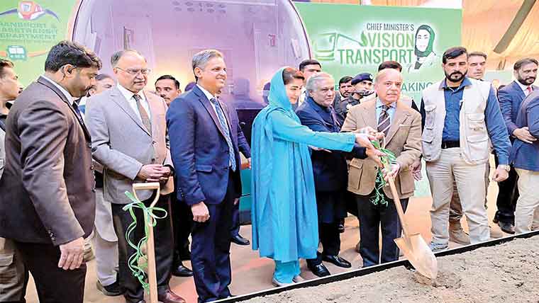 ترقی کا سفر شروع، اگلا الیکشن بھی جیتیں گے : شہباز شریف ، پنجاب میں کھربوں کے منصوبے، پختونخوا میں کھنڈرات کے آثار : مریم نواز 