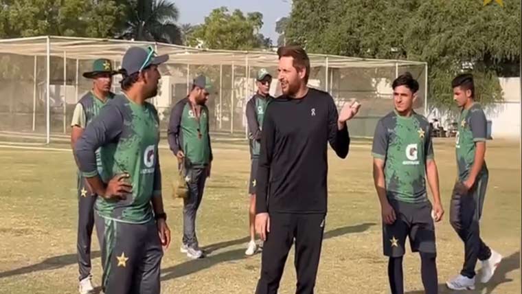 شاہد آفریدی کے انڈر 19 کیمپ  میں کھلاڑیوں کو مفید مشورے 