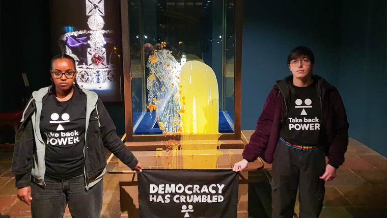 لندن :تاجِ برطانیہ کے شوکیس  پر کھانے کی چیزیں پھینک  دی گئیں،4افراد گرفتار