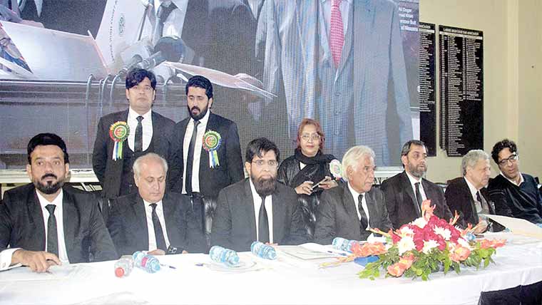 آئینی ترامیم کیخلاف اسلام آباد تک مارچ کرینگے : وکلا 