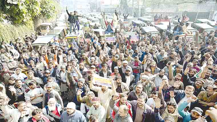 رکشہ ڈرائیورز کا مقدمات ‘ بھاری جرمانوں کیخلاف مظاہرہ 