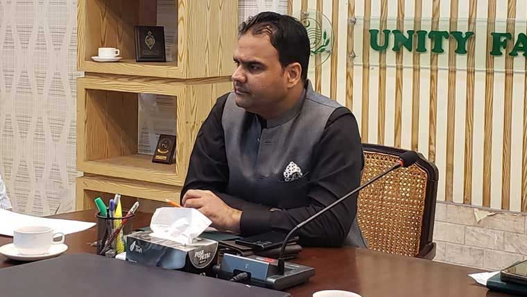 سنوکر چیمپئن اسجد اقبال کو ڈپٹی کمشنر خوشاب کی جانب سے انعام