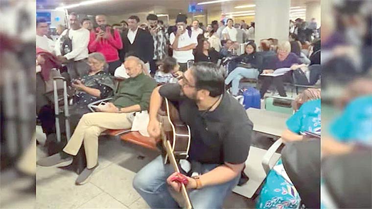 فلائٹ منسوخ ،مسافروں کی ایئرپورٹ پر ہی محفل موسیقی 