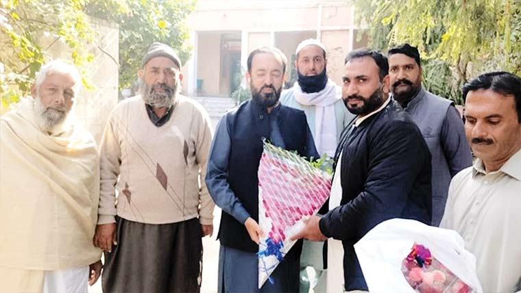 پیر محمد فاروق بہاؤالحق شاہ عمرہ کی  سعادت حاصل کرنے کے لیے روانہ 