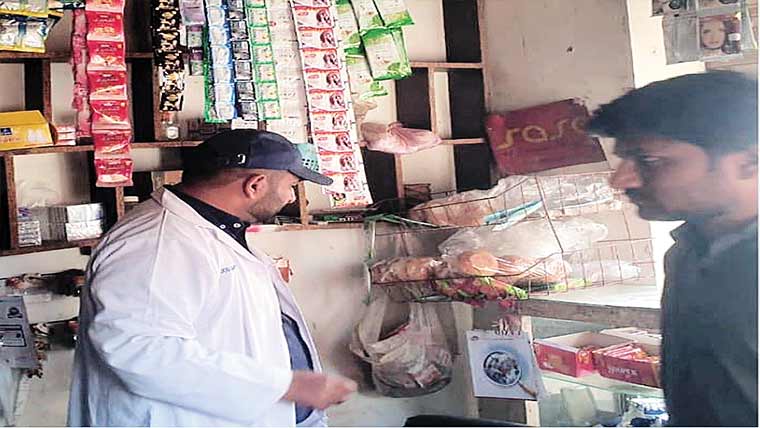 چنیوٹ:فوڈ سیفٹی ٹیموں کا بھرپور ایکشن ، ملاوٹ زدہ دودھ تلف