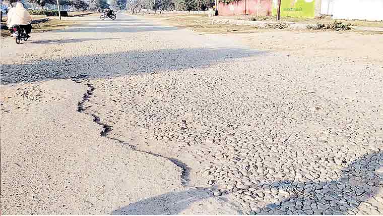 طراہوالی :ناقص مٹیریل سے تعمیر سروس روڈ خستہ حالی کا شکار