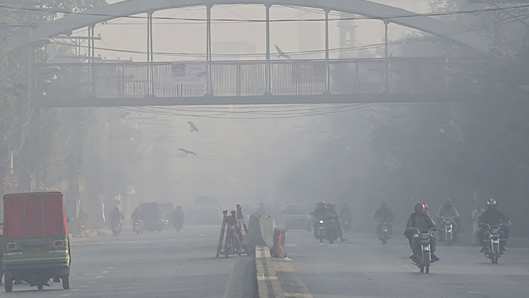 لاہور فضائی آلودگی میں ایک  بار پھر دنیا میں سب سے آگے 