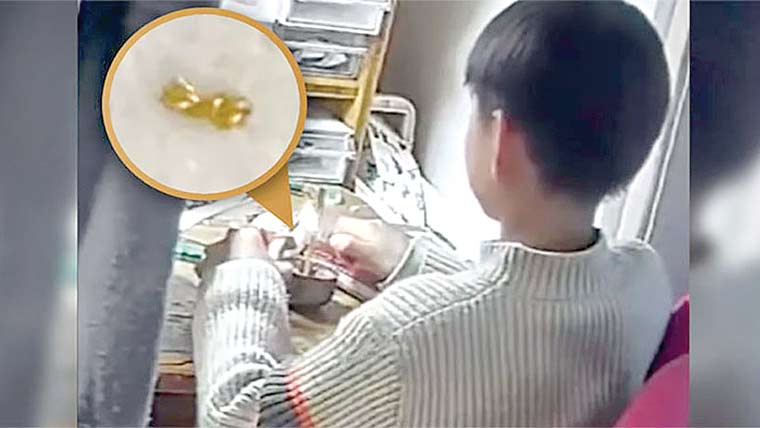 بچے نے ماں کاہار ٹکڑے کرکے سکول میں بانٹ دیا